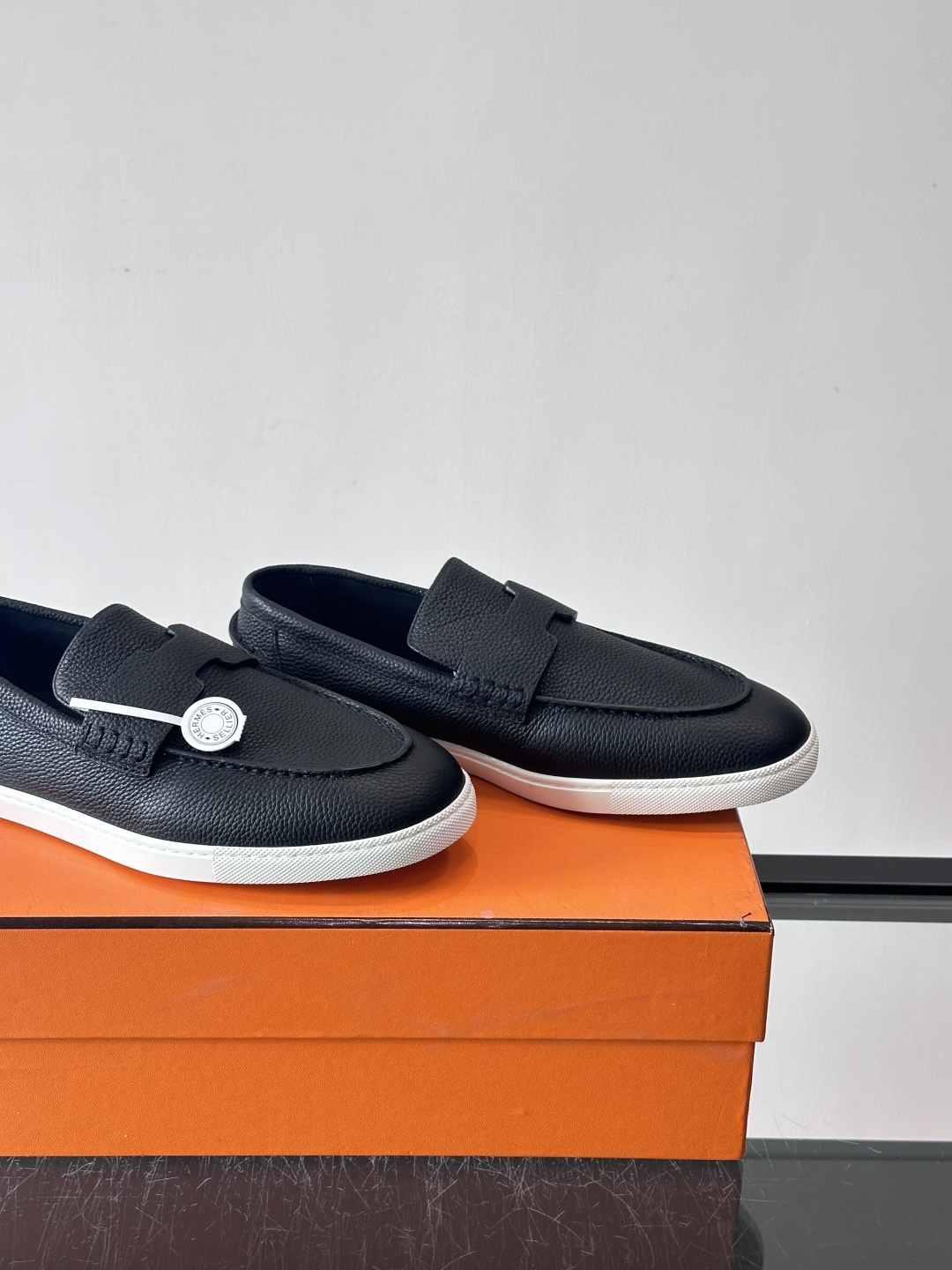 H爱马仕男士皮质乐福鞋，采用经典马衔扣设计，搭配橡胶厚底，皮质细腻有纹理，整体风格兼具复古优雅与现代休闲