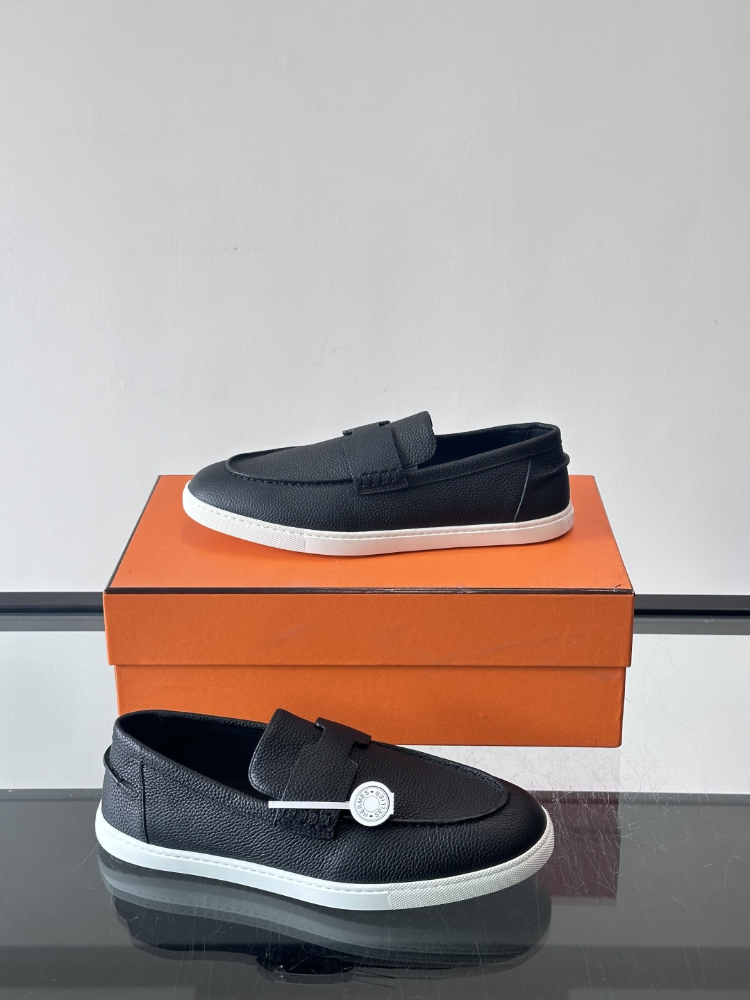 H爱马仕男士皮质乐福鞋，采用经典马衔扣设计，搭配橡胶厚底，皮质细腻有纹理，整体风格兼具复古优雅与现代休闲