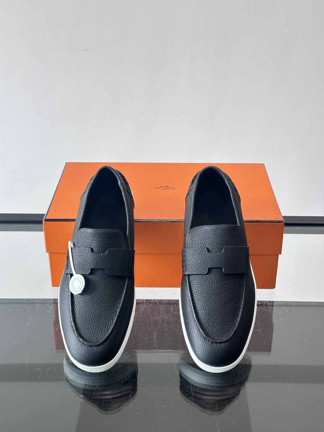 H爱马仕男士皮质乐福鞋，采用经典马衔扣设计，搭配橡胶厚底，皮质细腻有纹理，整体风格兼具复古优雅与现代休闲