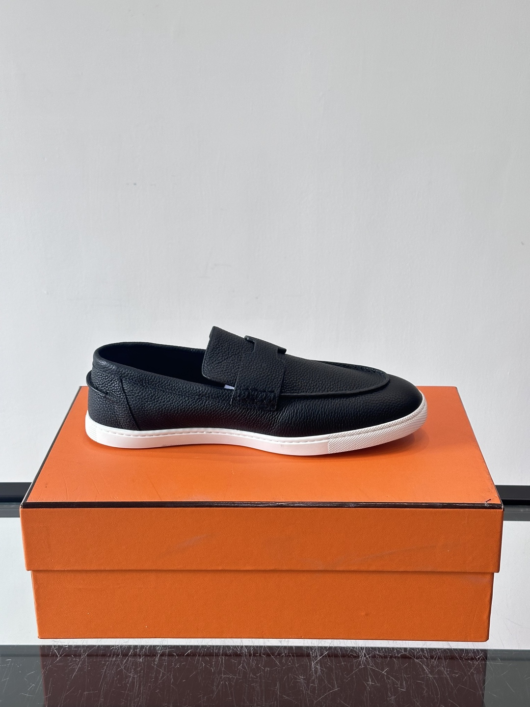 H爱马仕男士皮质乐福鞋，采用经典马衔扣设计，搭配橡胶厚底，皮质细腻有纹理，整体风格兼具复古优雅与现代休闲