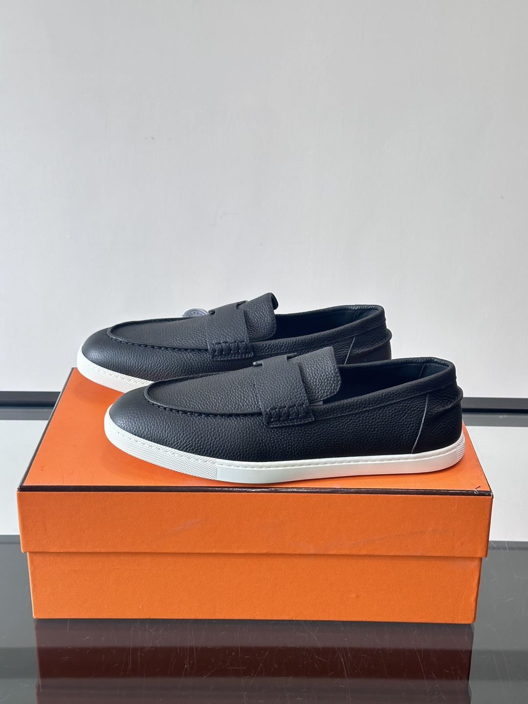 H爱马仕男士皮质乐福鞋，采用经典马衔扣设计，搭配橡胶厚底，皮质细腻有纹理，整体风格兼具复古优雅与现代休闲