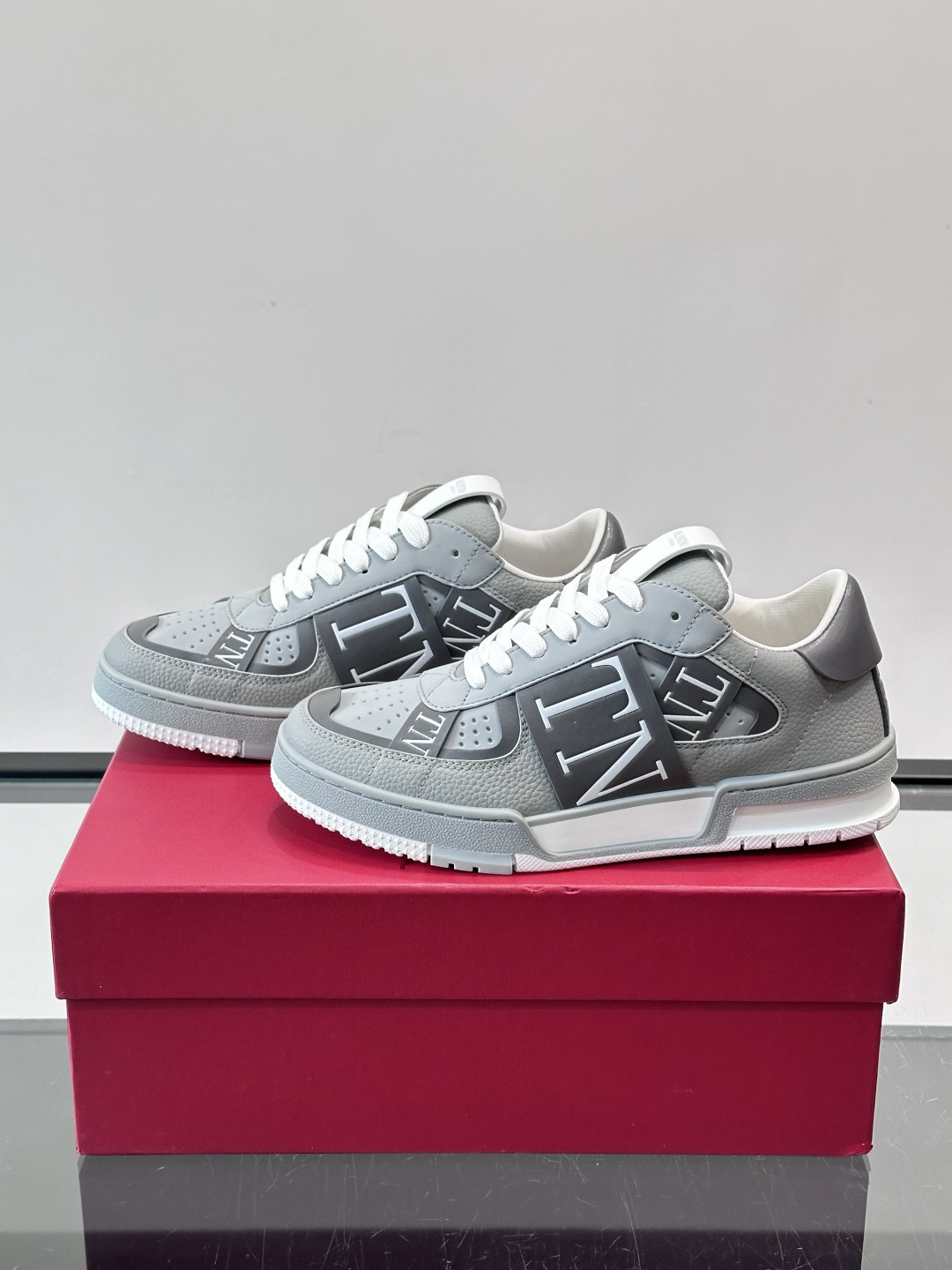 V T🆕华伦 新款🆕运动休闲鞋，✅鞋面层压细节，鞋舌装饰 VL～N 细节，中底装饰 VL～N印花，橡胶鞋