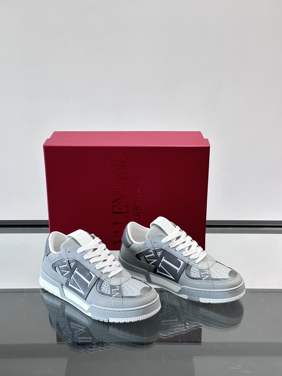 V T🆕华伦 新款🆕运动休闲鞋，✅鞋面层压细节，鞋舌装饰 VL～N 细节，中底装饰 VL～N印花，橡胶鞋