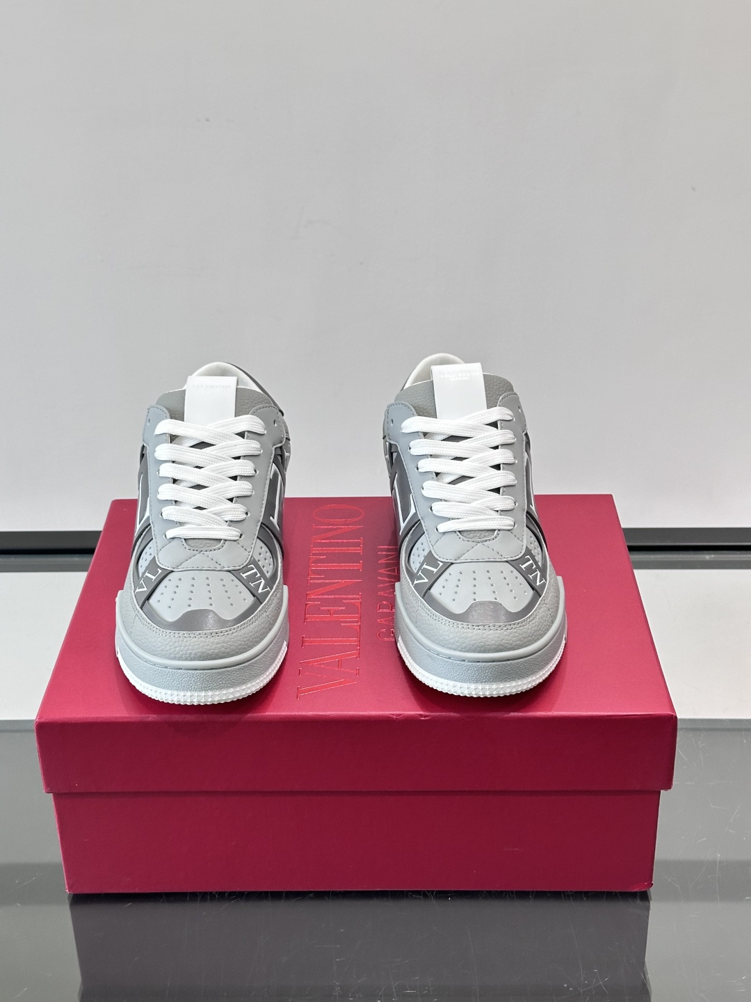 V T🆕华伦 新款🆕运动休闲鞋，✅鞋面层压细节，鞋舌装饰 VL～N 细节，中底装饰 VL～N印花，橡胶鞋