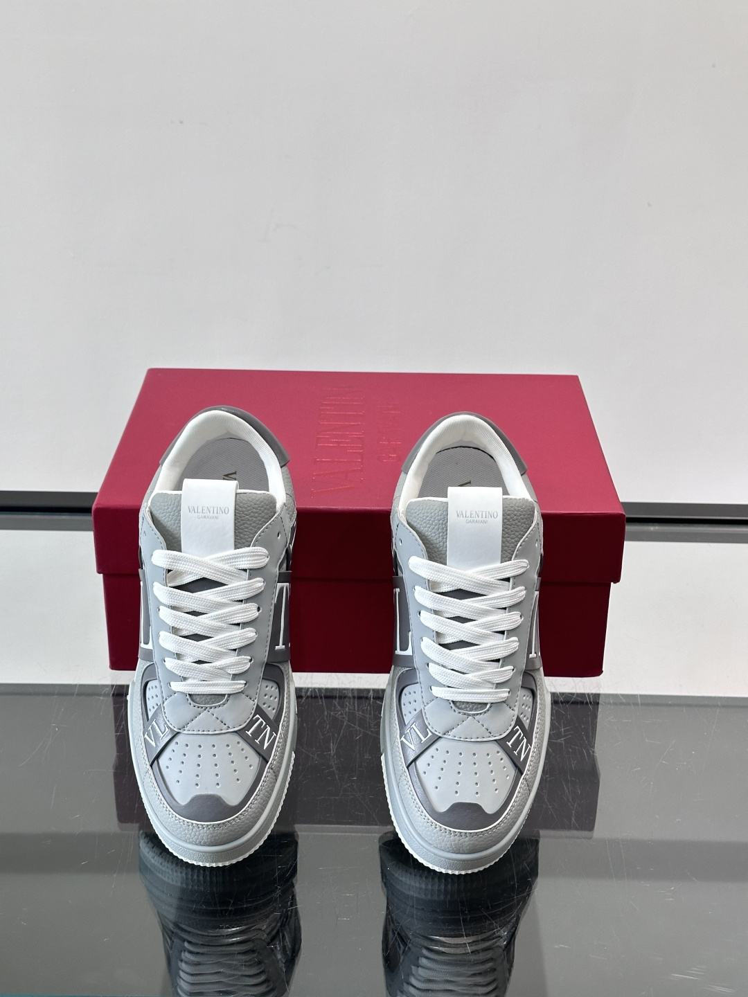 V T🆕华伦 新款🆕运动休闲鞋，✅鞋面层压细节，鞋舌装饰 VL～N 细节，中底装饰 VL～N印花，橡胶鞋