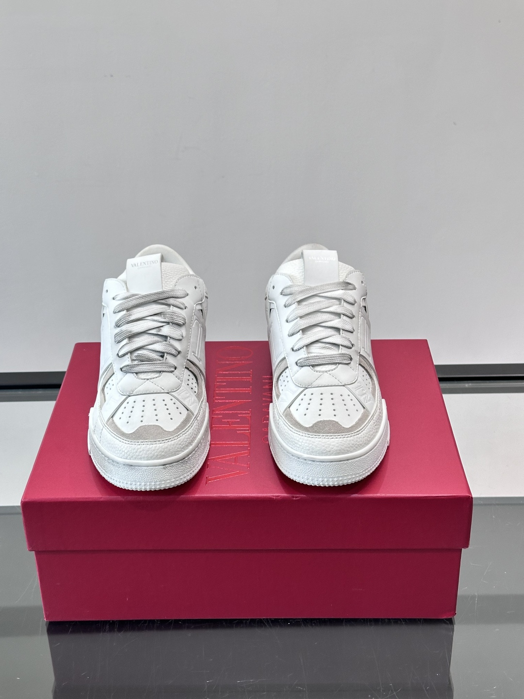 V T🆕华伦 新款🆕运动休闲鞋，✅鞋面层压细节，鞋舌装饰 VL～N 细节，中底装饰 VL～N印花，橡胶鞋