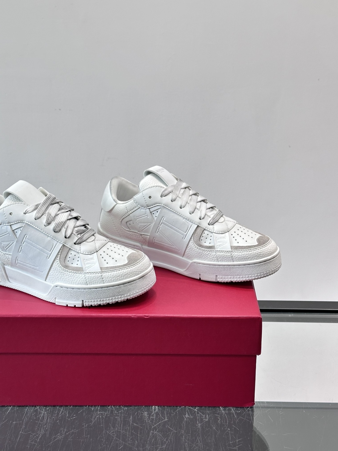 V T🆕华伦 新款🆕运动休闲鞋，✅鞋面层压细节，鞋舌装饰 VL～N 细节，中底装饰 VL～N印花，橡胶鞋