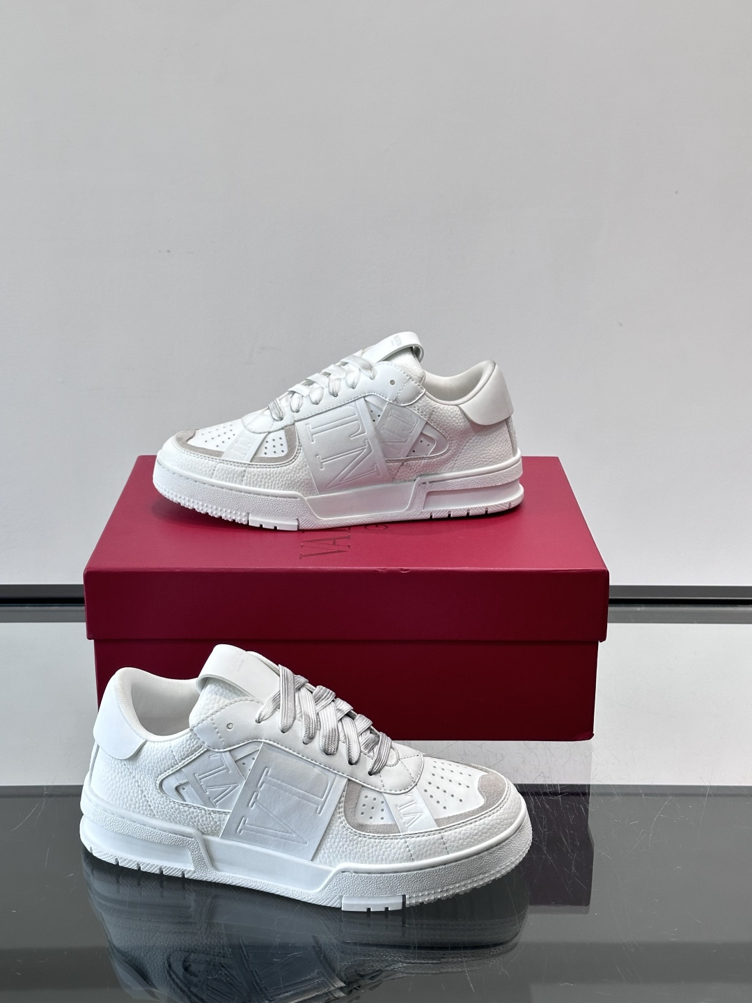 V T🆕华伦 新款🆕运动休闲鞋，✅鞋面层压细节，鞋舌装饰 VL～N 细节，中底装饰 VL～N印花，橡胶鞋