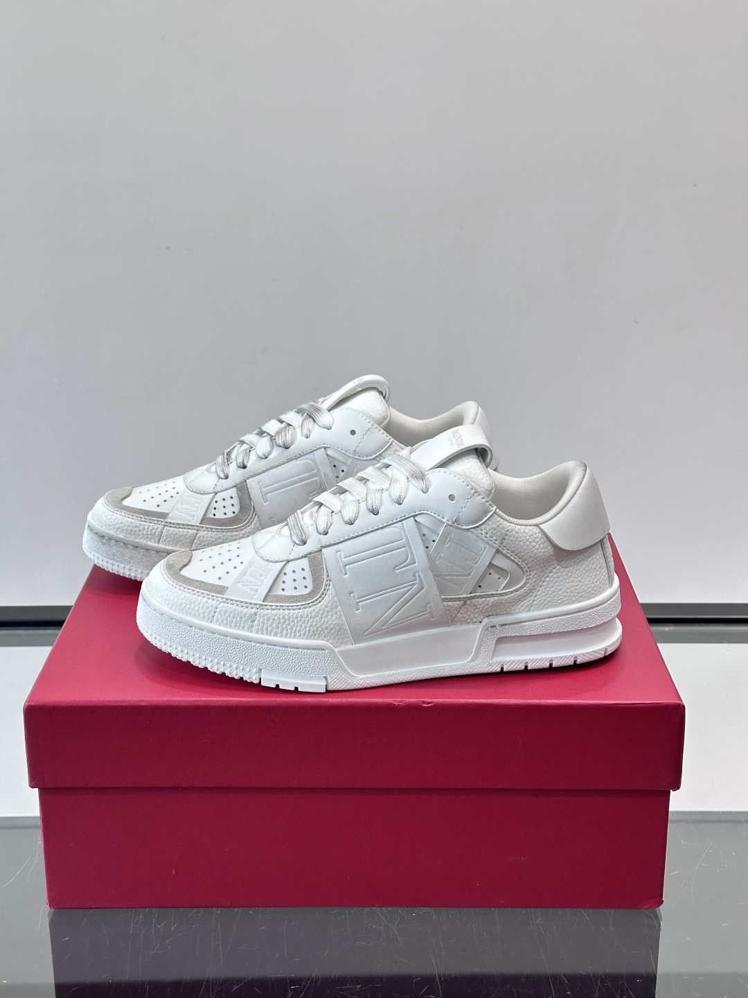 V T🆕华伦 新款🆕运动休闲鞋，✅鞋面层压细节，鞋舌装饰 VL～N 细节，中底装饰 VL～N印花，橡胶鞋