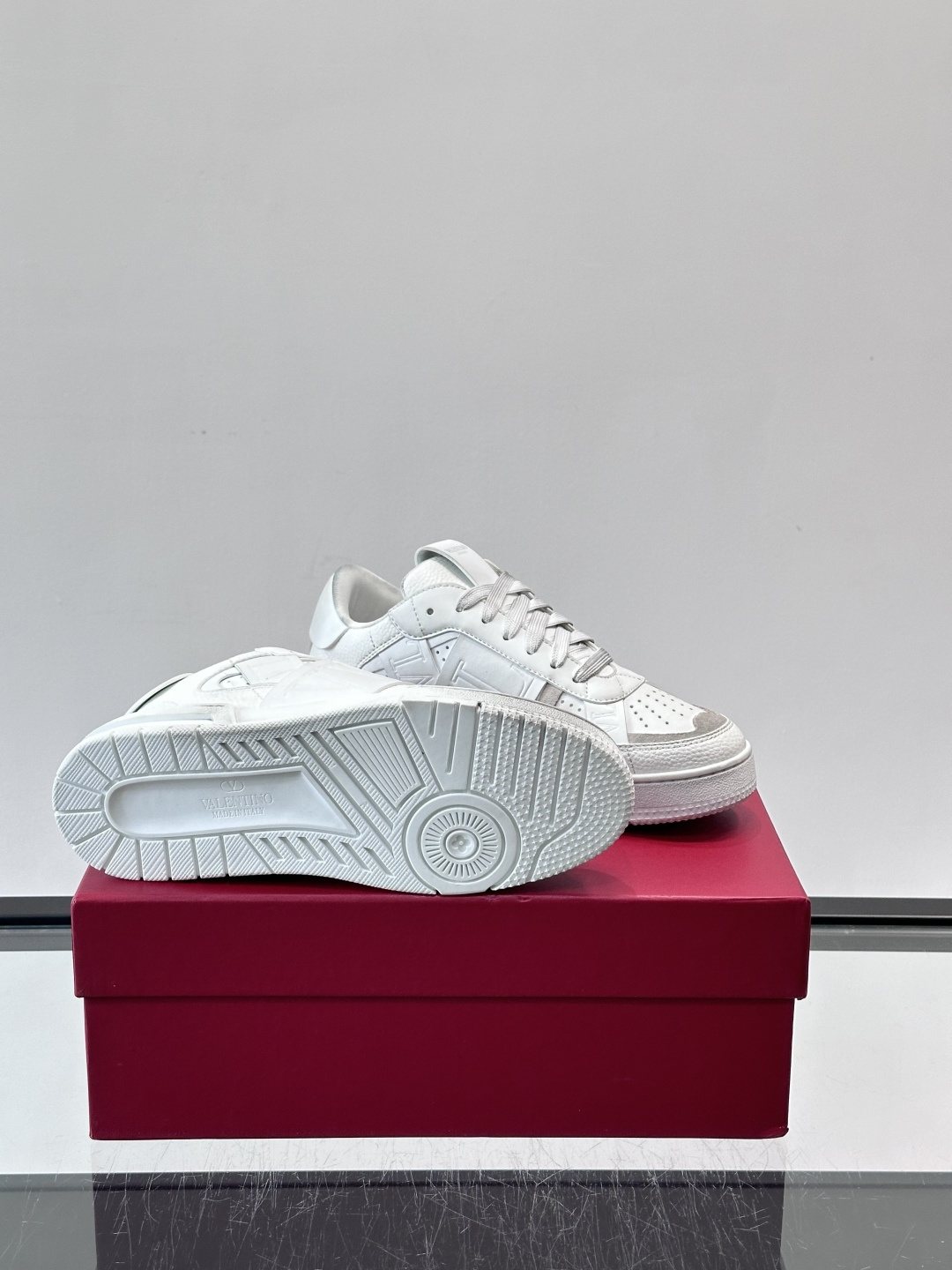 V T🆕华伦 新款🆕运动休闲鞋，✅鞋面层压细节，鞋舌装饰 VL～N 细节，中底装饰 VL～N印花，橡胶鞋