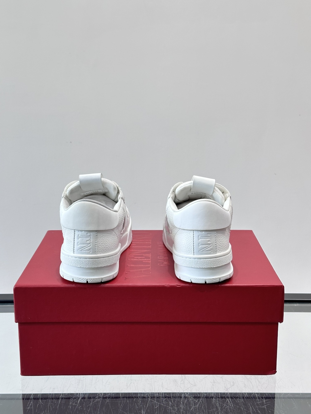 V T🆕华伦 新款🆕运动休闲鞋，✅鞋面层压细节，鞋舌装饰 VL～N 细节，中底装饰 VL～N印花，橡胶鞋