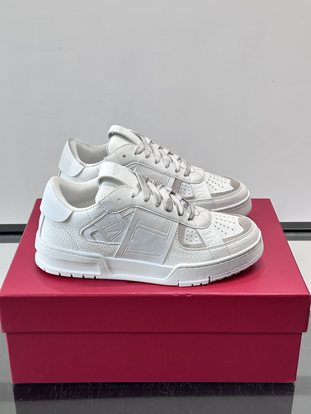 V T🆕华伦 新款🆕运动休闲鞋，✅鞋面层压细节，鞋舌装饰 VL～N 细节，中底装饰 VL～N印花，橡胶鞋