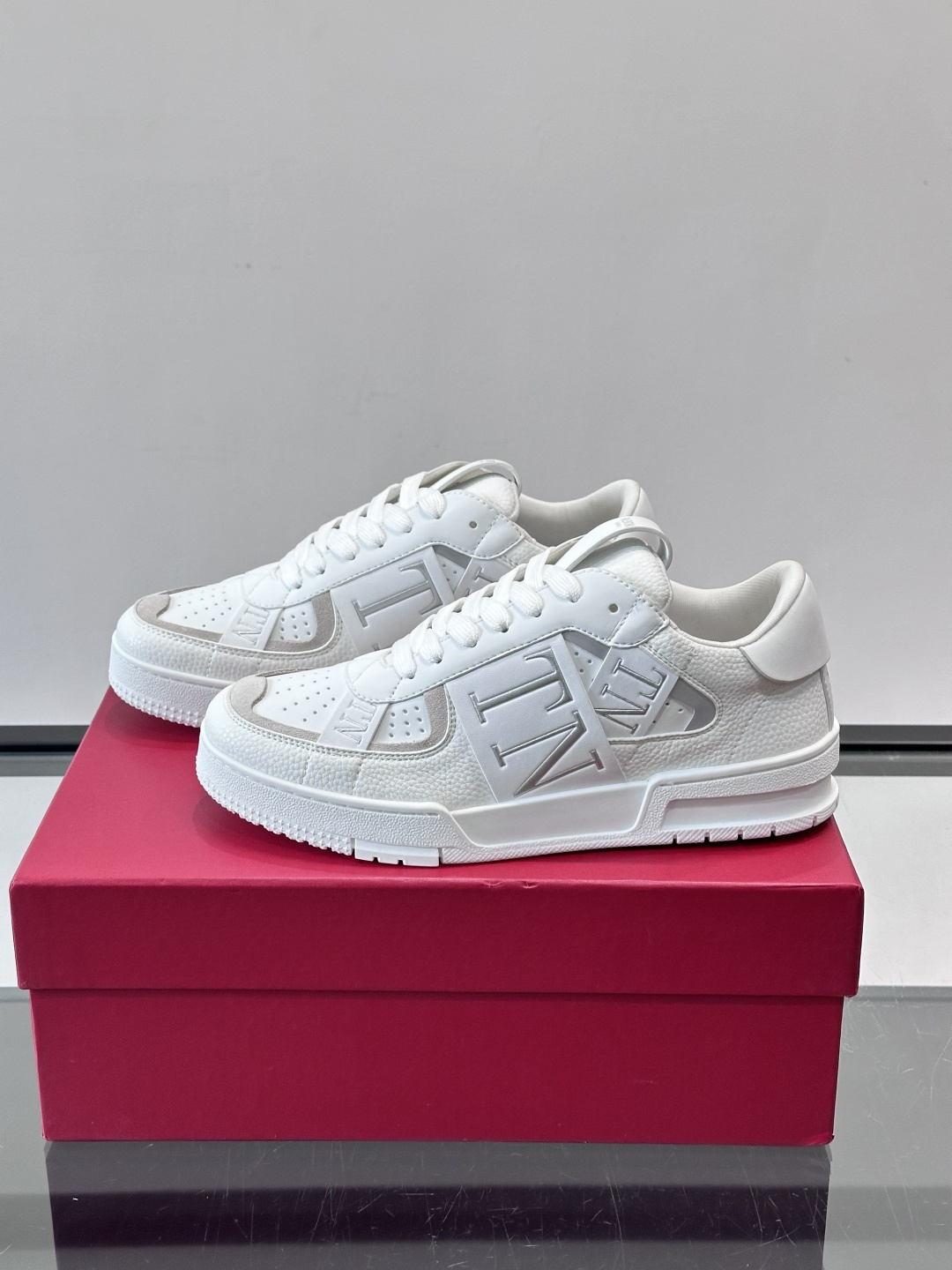 V T🆕华伦 新款🆕运动休闲鞋，✅鞋面层压细节，鞋舌装饰 VL～N 细节，中底装饰 VL～N印花，橡胶鞋