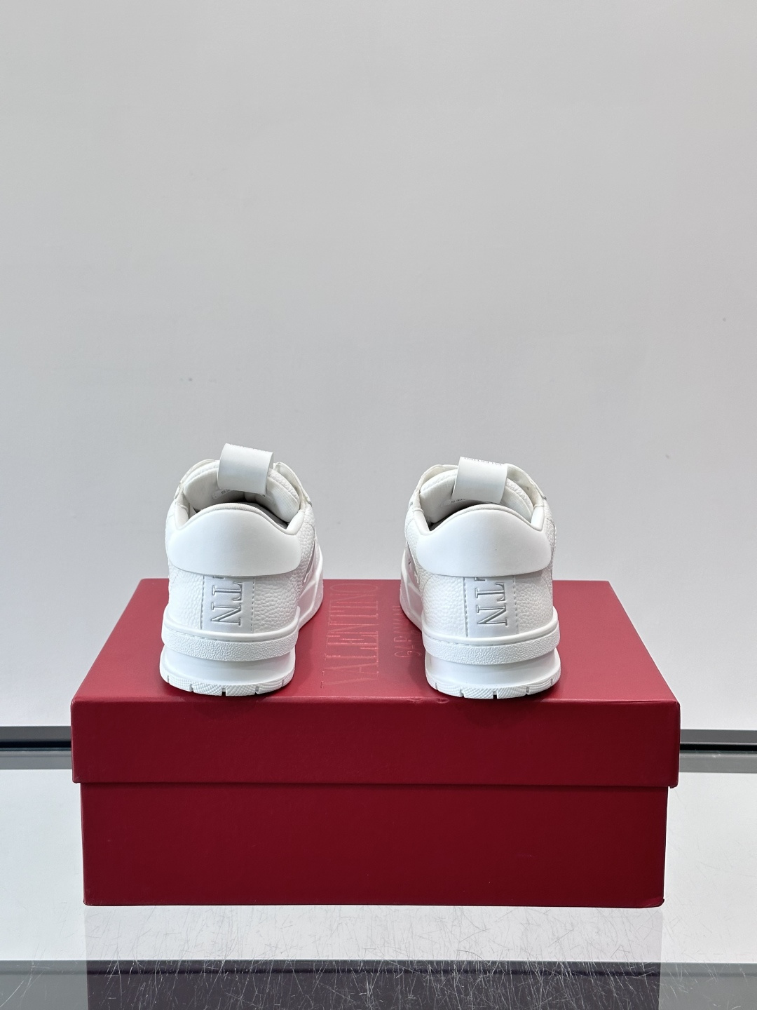 V T🆕华伦 新款🆕运动休闲鞋，✅鞋面层压细节，鞋舌装饰 VL～N 细节，中底装饰 VL～N印花，橡胶鞋