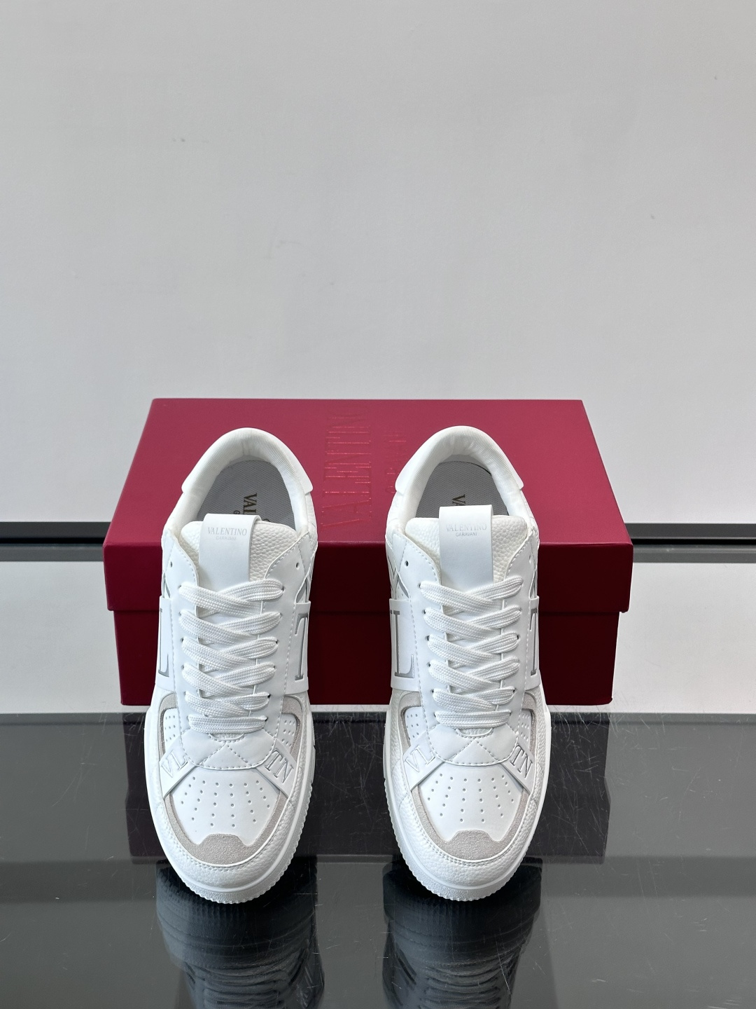 V T🆕华伦 新款🆕运动休闲鞋，✅鞋面层压细节，鞋舌装饰 VL～N 细节，中底装饰 VL～N印花，橡胶鞋