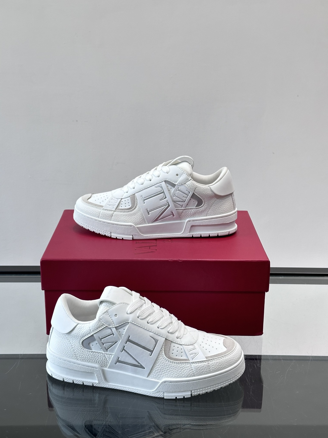 V T🆕华伦 新款🆕运动休闲鞋，✅鞋面层压细节，鞋舌装饰 VL～N 细节，中底装饰 VL～N印花，橡胶鞋