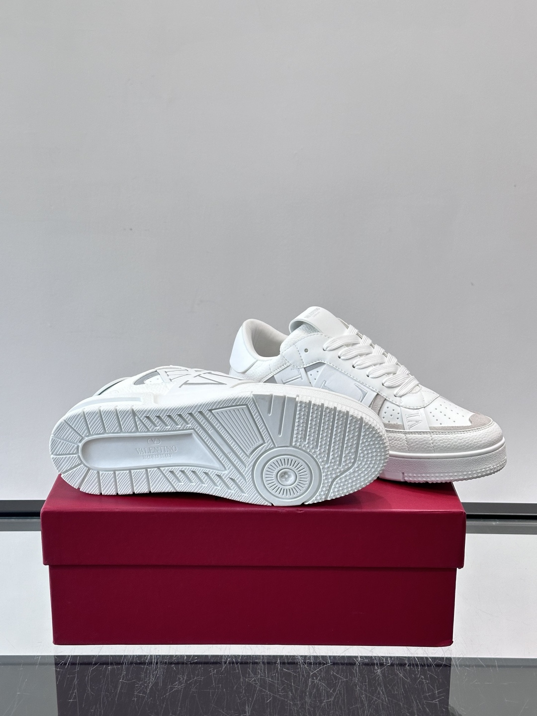 V T🆕华伦 新款🆕运动休闲鞋，✅鞋面层压细节，鞋舌装饰 VL～N 细节，中底装饰 VL～N印花，橡胶鞋