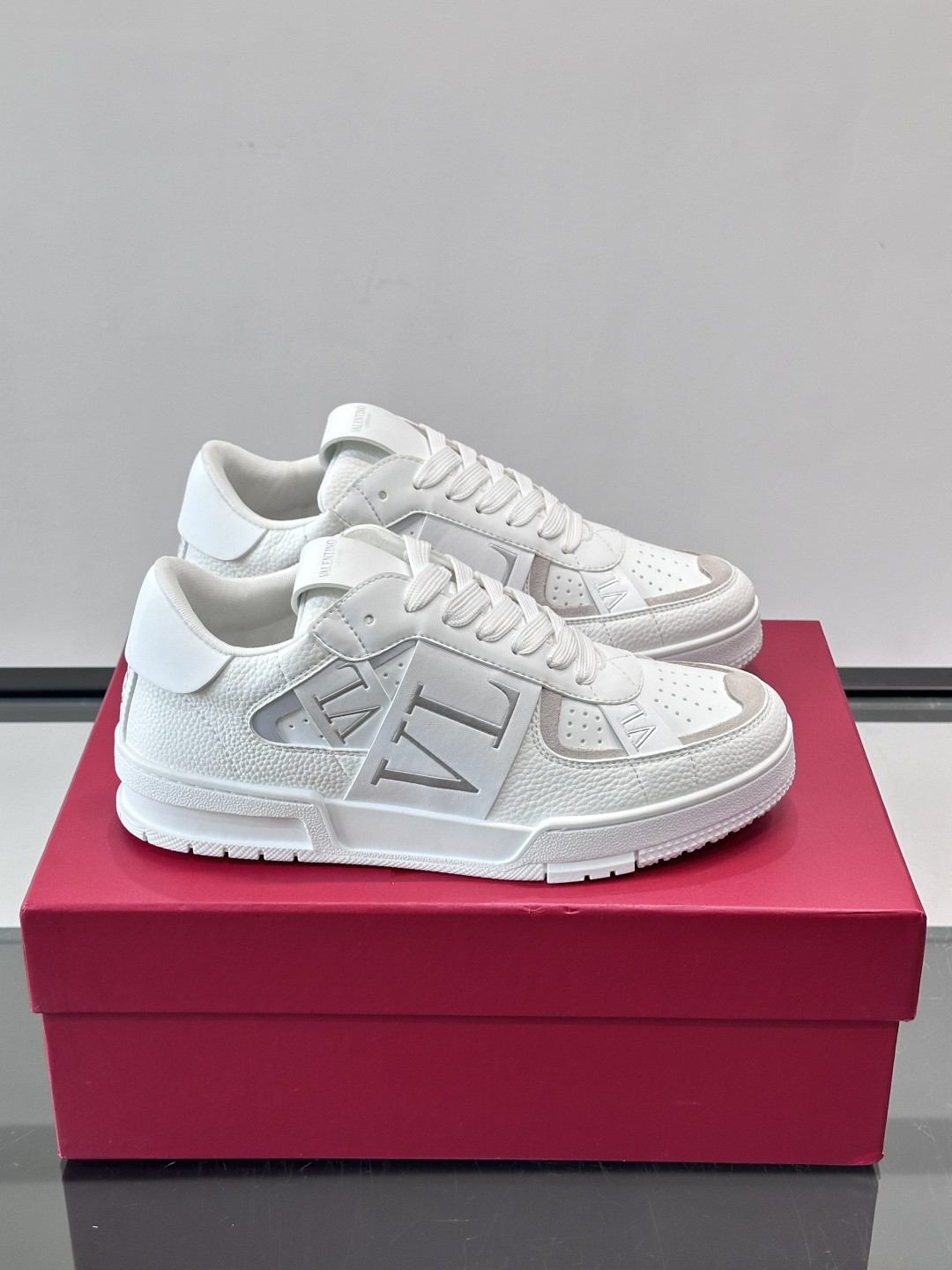 V T🆕华伦 新款🆕运动休闲鞋，✅鞋面层压细节，鞋舌装饰 VL～N 细节，中底装饰 VL～N印花，橡胶鞋