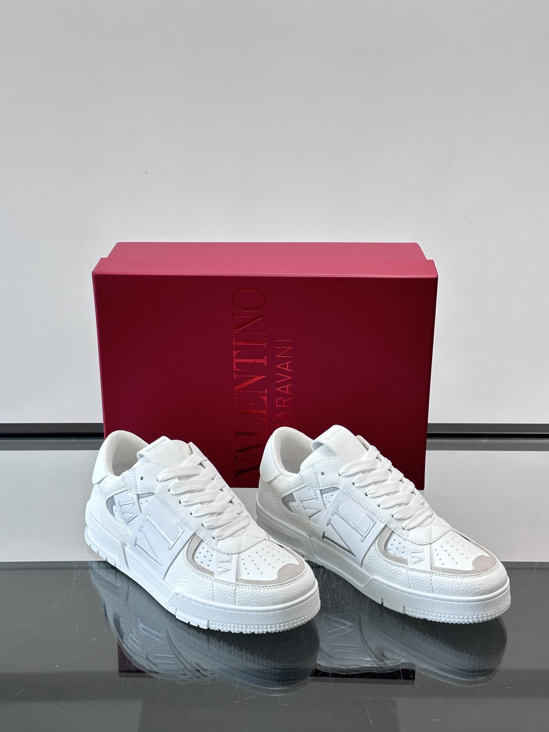 V T🆕华伦 新款🆕运动休闲鞋，✅鞋面层压细节，鞋舌装饰 VL～N 细节，中底装饰 VL～N印花，橡胶鞋