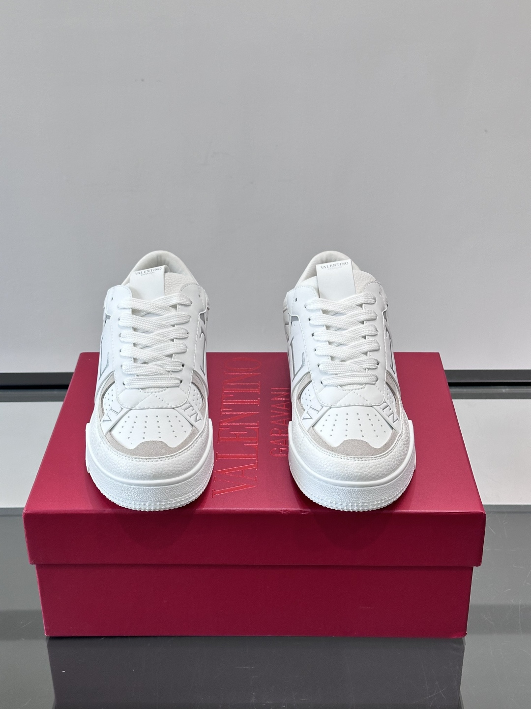 V T🆕华伦 新款🆕运动休闲鞋，✅鞋面层压细节，鞋舌装饰 VL～N 细节，中底装饰 VL～N印花，橡胶鞋