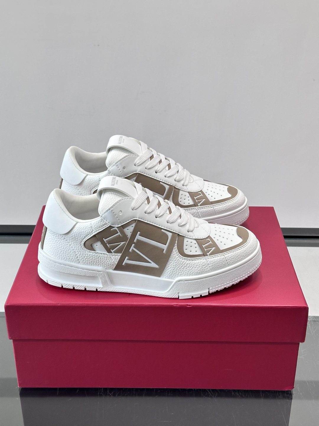 V T🆕华伦 新款🆕运动休闲鞋，✅鞋面层压细节，鞋舌装饰 VL～N 细节，中底装饰 VL～N印花，橡胶鞋