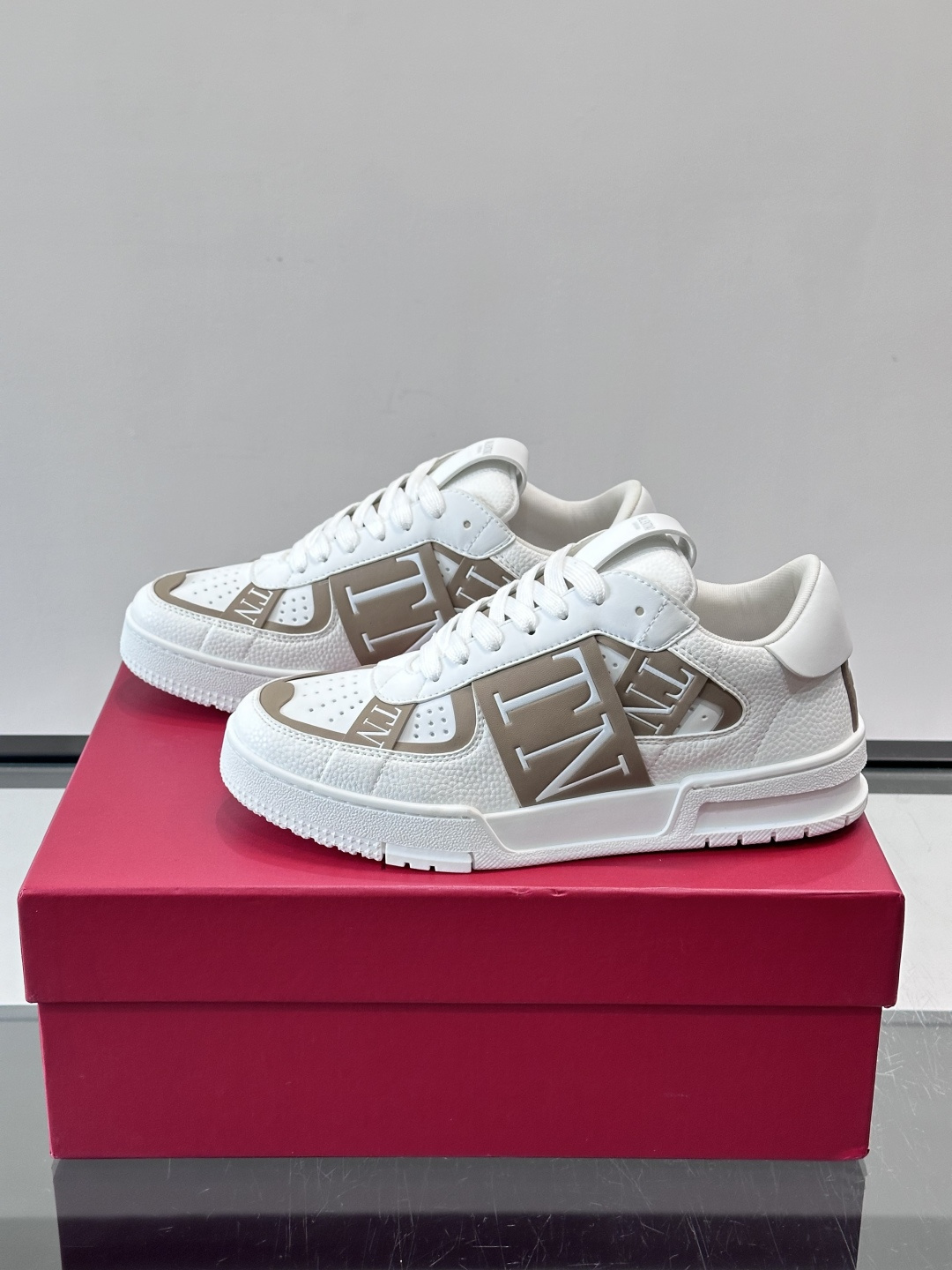 V T🆕华伦 新款🆕运动休闲鞋，✅鞋面层压细节，鞋舌装饰 VL～N 细节，中底装饰 VL～N印花，橡胶鞋