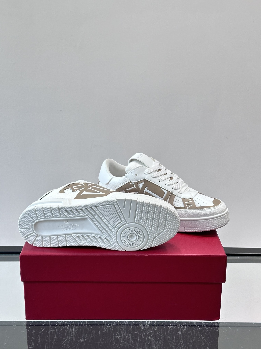 V T🆕华伦 新款🆕运动休闲鞋，✅鞋面层压细节，鞋舌装饰 VL～N 细节，中底装饰 VL～N印花，橡胶鞋