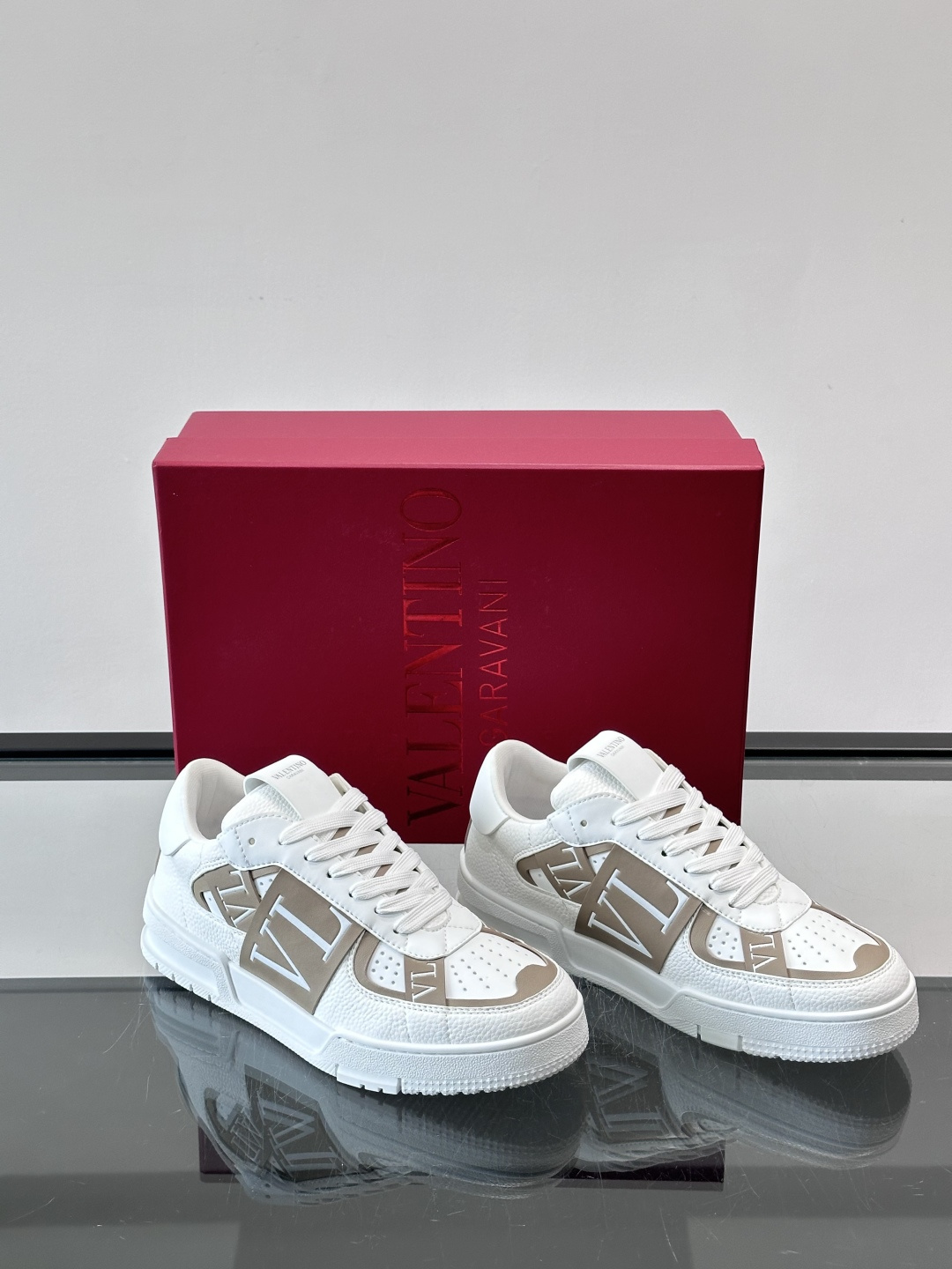 V T🆕华伦 新款🆕运动休闲鞋，✅鞋面层压细节，鞋舌装饰 VL～N 细节，中底装饰 VL～N印花，橡胶鞋