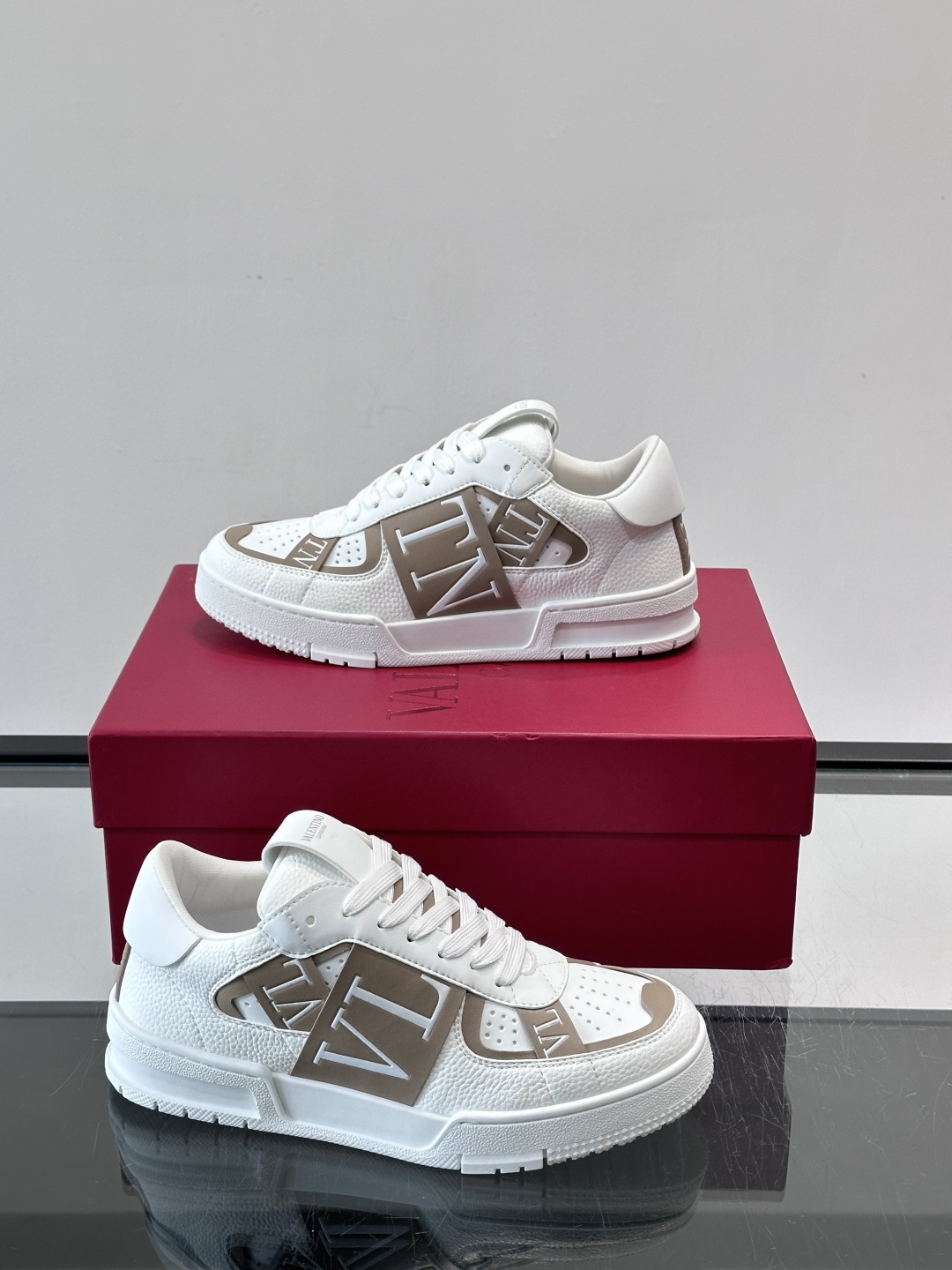 V T🆕华伦 新款🆕运动休闲鞋，✅鞋面层压细节，鞋舌装饰 VL～N 细节，中底装饰 VL～N印花，橡胶鞋
