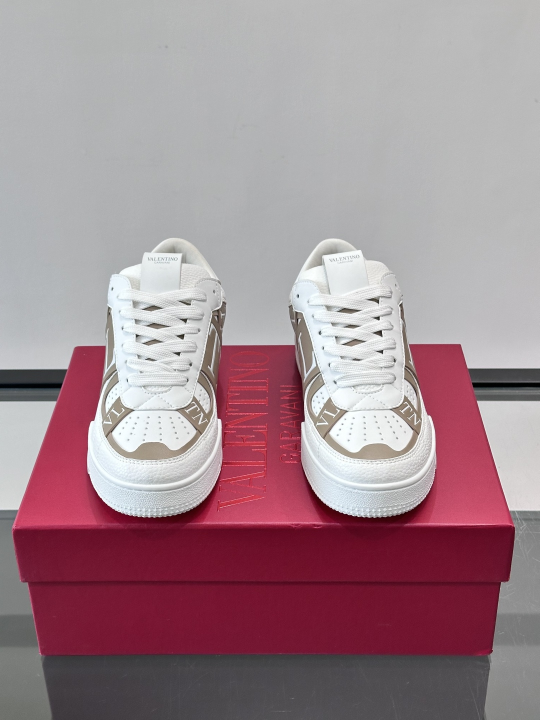 V T🆕华伦 新款🆕运动休闲鞋，✅鞋面层压细节，鞋舌装饰 VL～N 细节，中底装饰 VL～N印花，橡胶鞋