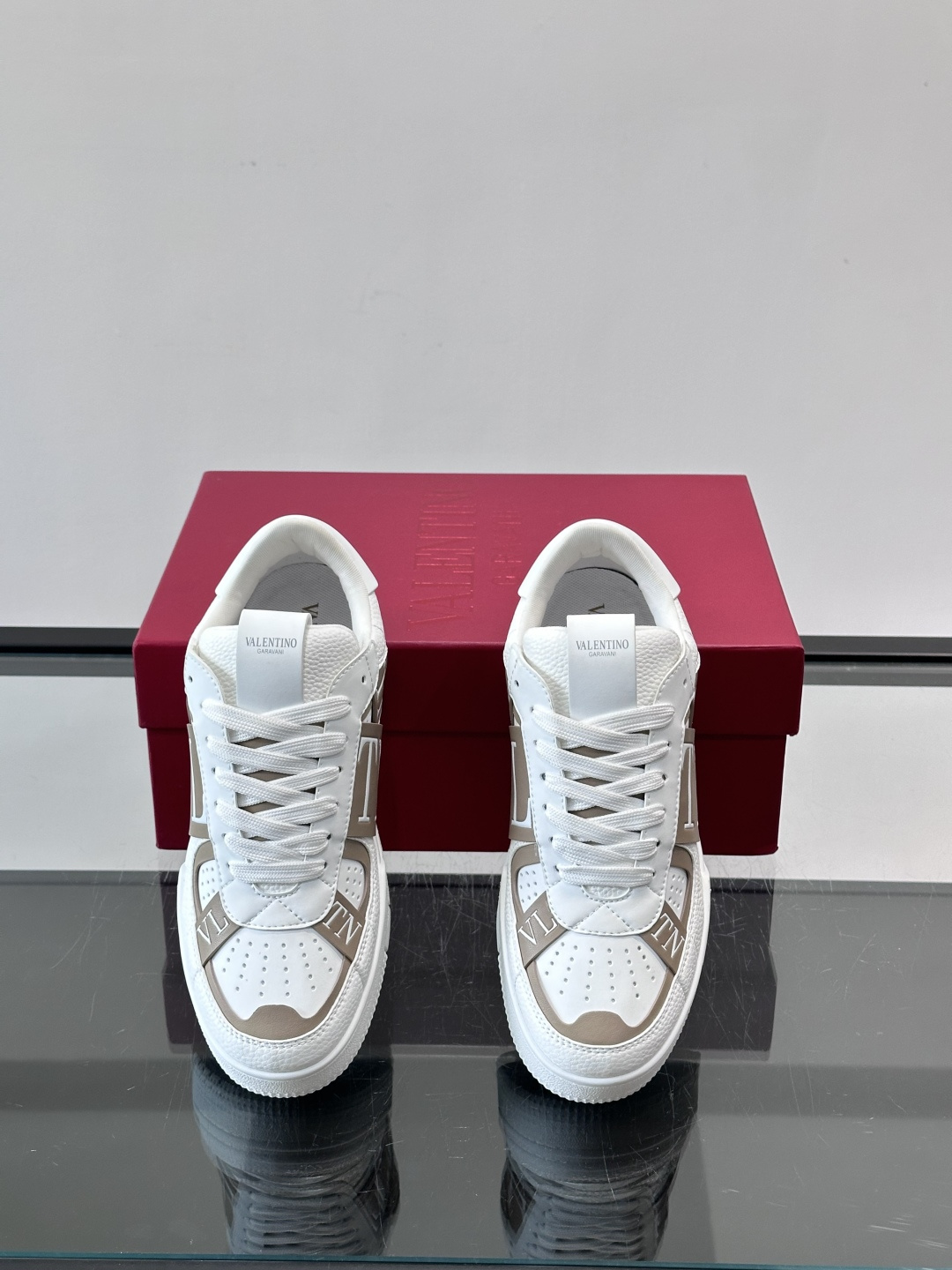 V T🆕华伦 新款🆕运动休闲鞋，✅鞋面层压细节，鞋舌装饰 VL～N 细节，中底装饰 VL～N印花，橡胶鞋