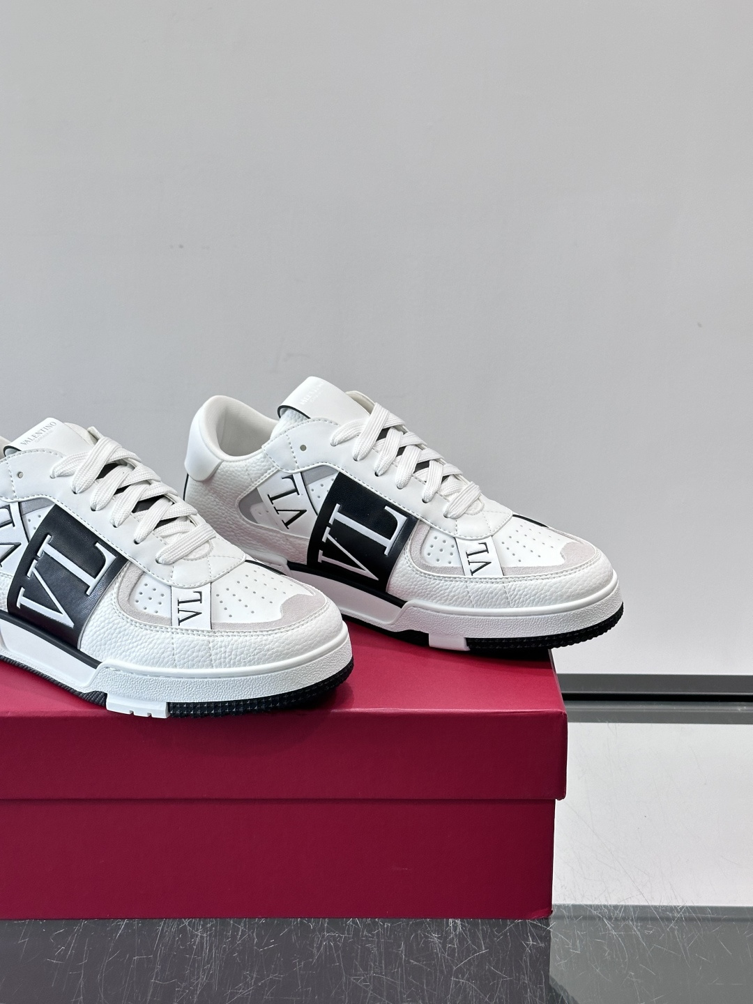 V T🆕华伦 新款🆕运动休闲鞋，✅鞋面层压细节，鞋舌装饰 VL～N 细节，中底装饰 VL～N印花，橡胶鞋