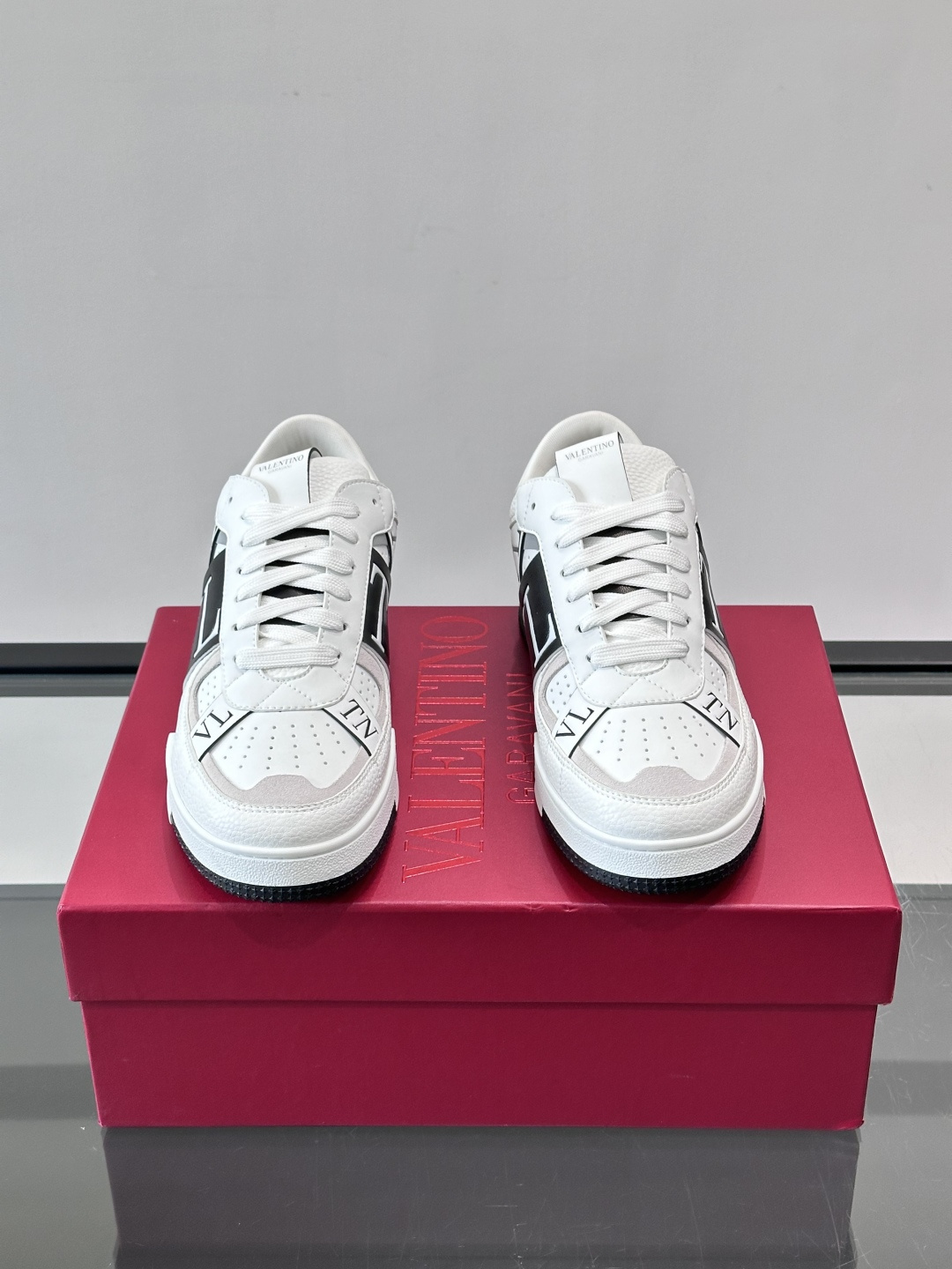 V T🆕华伦 新款🆕运动休闲鞋，✅鞋面层压细节，鞋舌装饰 VL～N 细节，中底装饰 VL～N印花，橡胶鞋