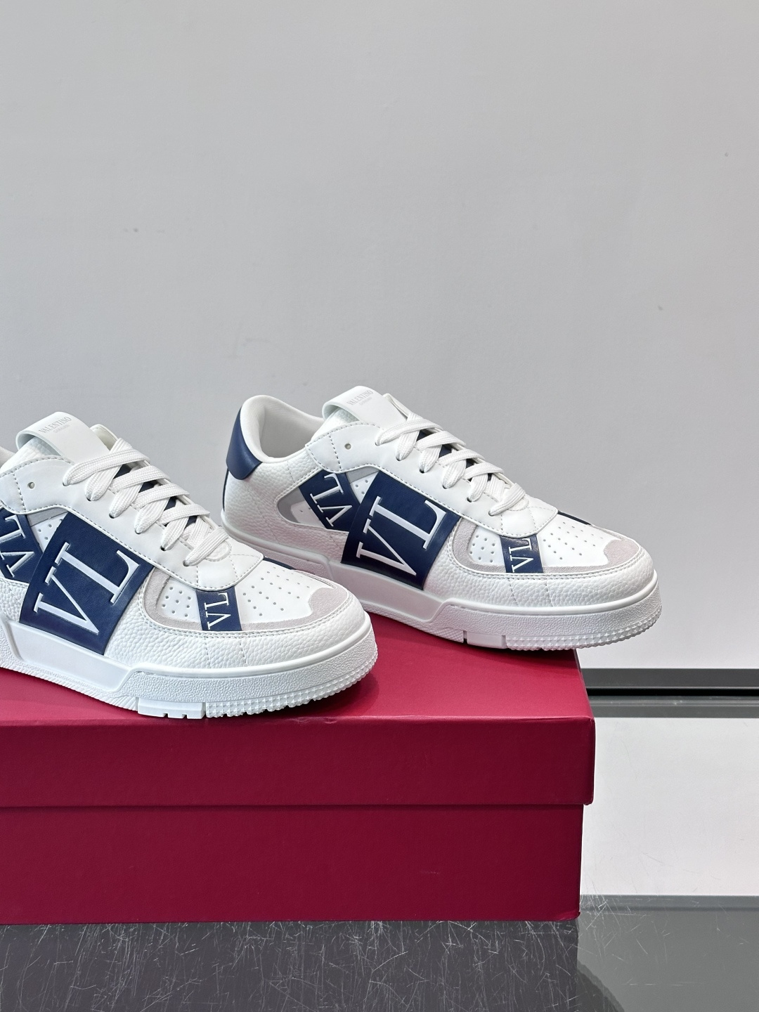 V T🆕华伦 新款🆕运动休闲鞋，✅鞋面层压细节，鞋舌装饰 VL～N 细节，中底装饰 VL～N印花，橡胶鞋