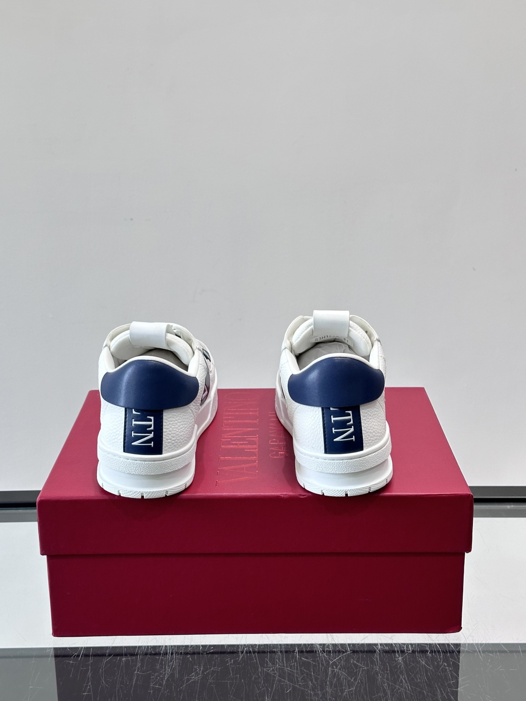 V T🆕华伦 新款🆕运动休闲鞋，✅鞋面层压细节，鞋舌装饰 VL～N 细节，中底装饰 VL～N印花，橡胶鞋