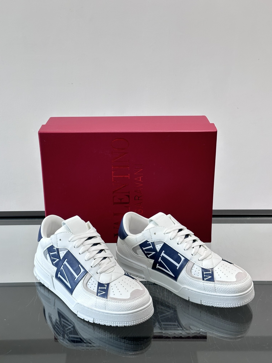 V T🆕华伦 新款🆕运动休闲鞋，✅鞋面层压细节，鞋舌装饰 VL～N 细节，中底装饰 VL～N印花，橡胶鞋