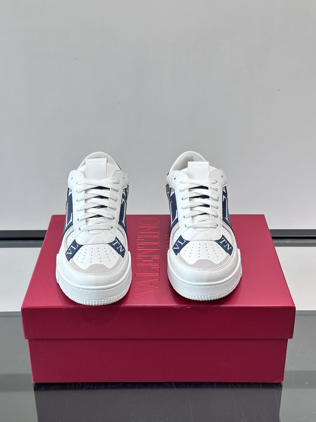 V T🆕华伦 新款🆕运动休闲鞋，✅鞋面层压细节，鞋舌装饰 VL～N 细节，中底装饰 VL～N印花，橡胶鞋