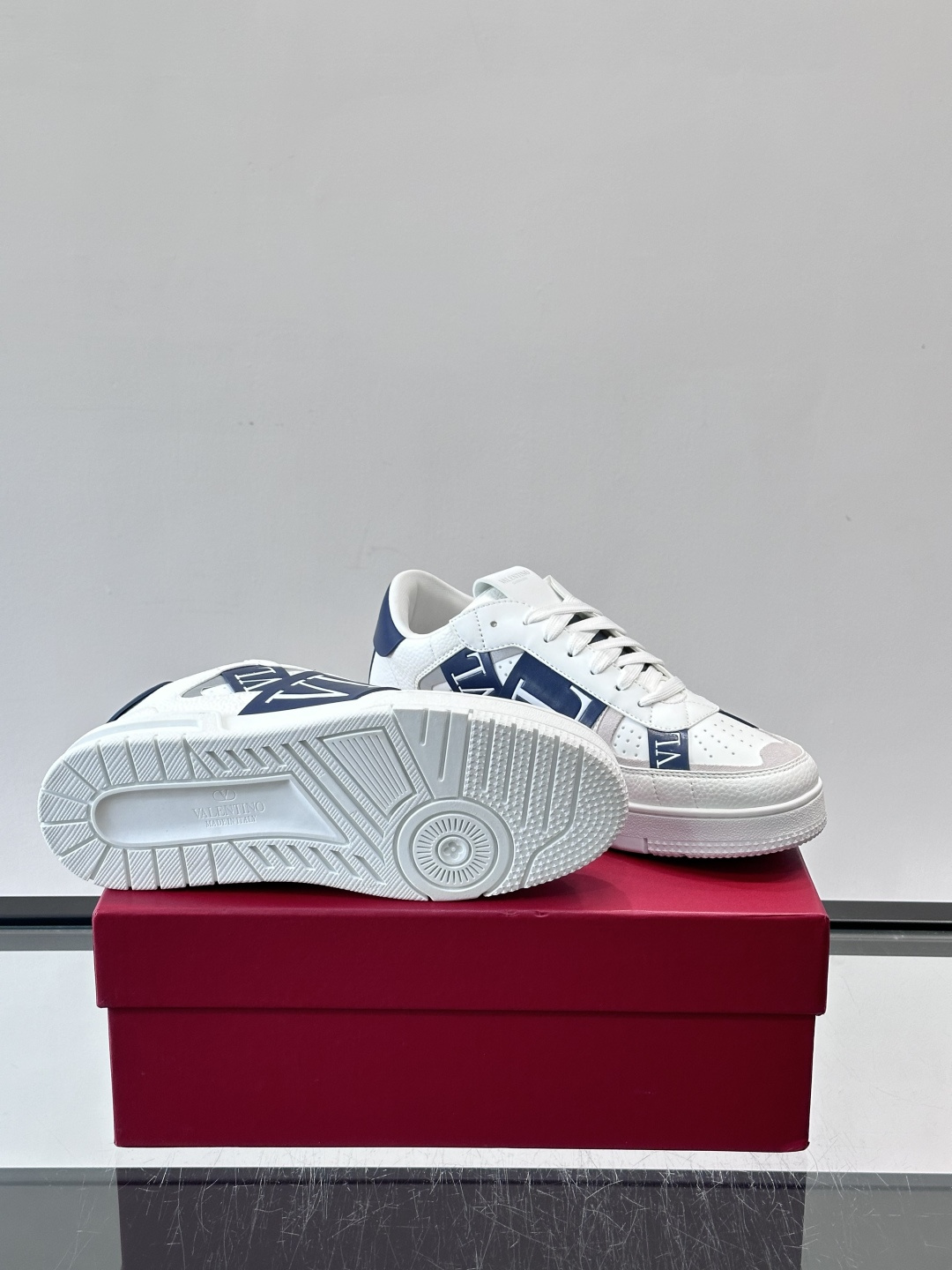 V T🆕华伦 新款🆕运动休闲鞋，✅鞋面层压细节，鞋舌装饰 VL～N 细节，中底装饰 VL～N印花，橡胶鞋