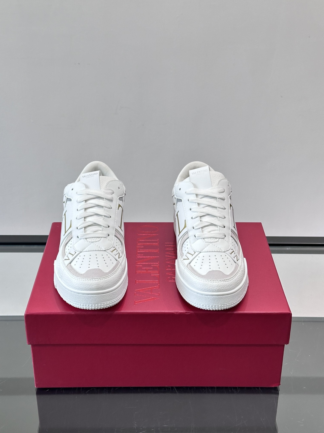 V T🆕华伦 新款🆕运动休闲鞋，✅鞋面层压细节，鞋舌装饰 VL～N 细节，中底装饰 VL～N印花，橡胶鞋