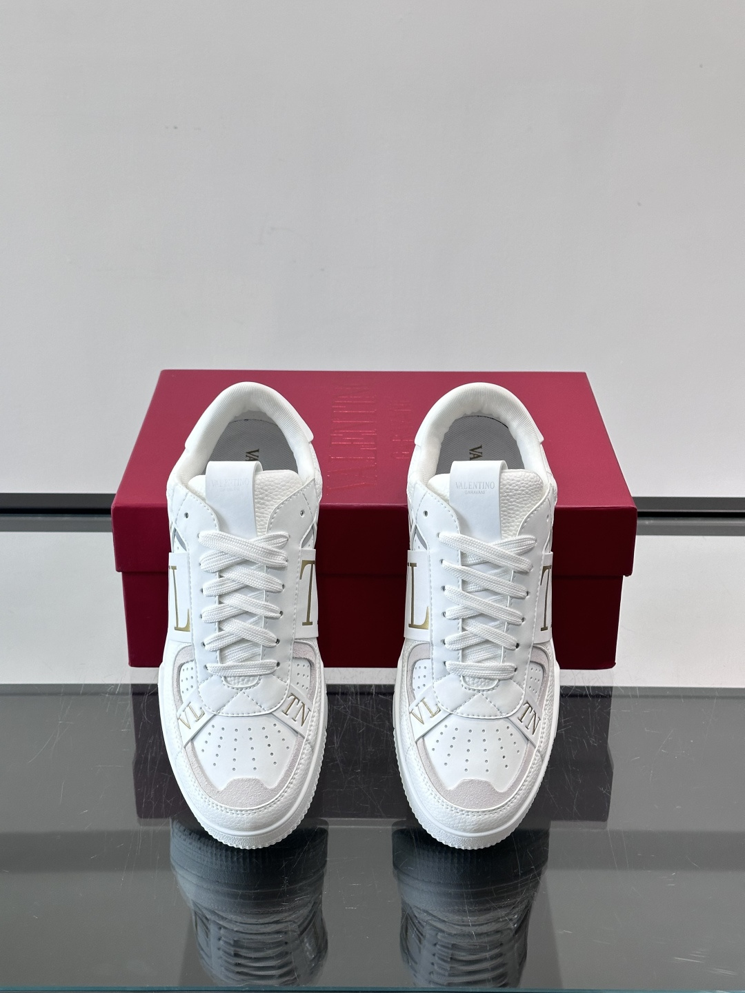 V T🆕华伦 新款🆕运动休闲鞋，✅鞋面层压细节，鞋舌装饰 VL～N 细节，中底装饰 VL～N印花，橡胶鞋