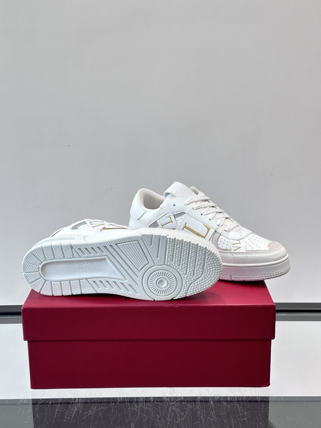 V T🆕华伦 新款🆕运动休闲鞋，✅鞋面层压细节，鞋舌装饰 VL～N 细节，中底装饰 VL～N印花，橡胶鞋