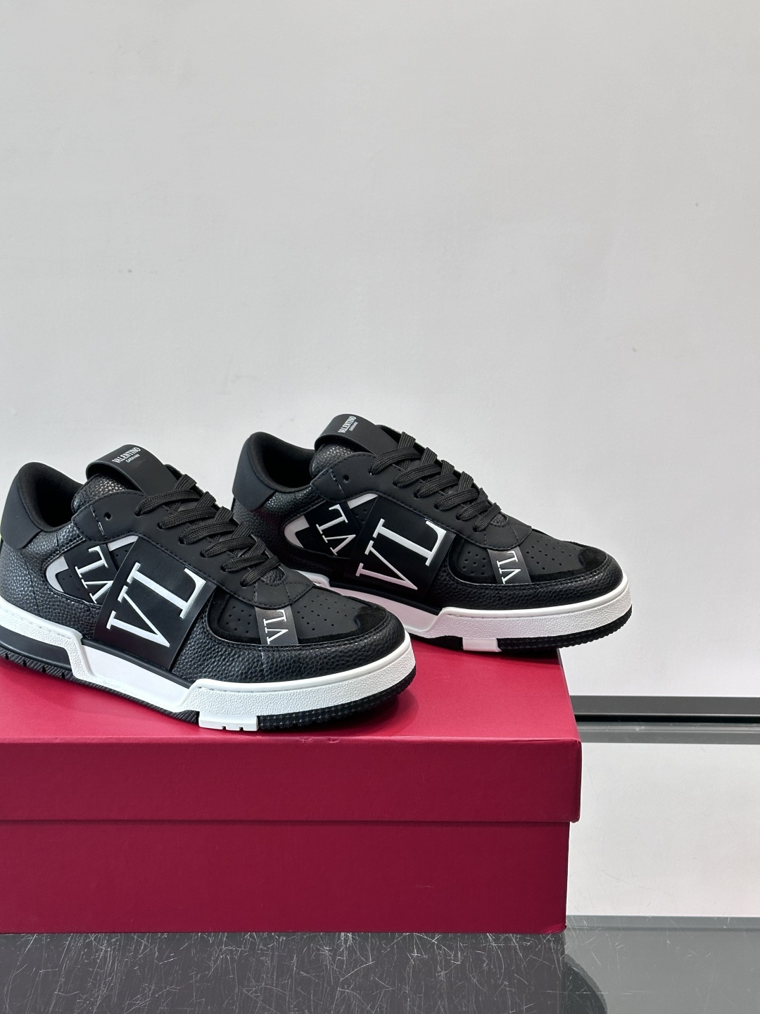 V T🆕华伦 新款🆕运动休闲鞋，✅鞋面层压细节，鞋舌装饰 VL～N 细节，中底装饰 VL～N印花，橡胶鞋