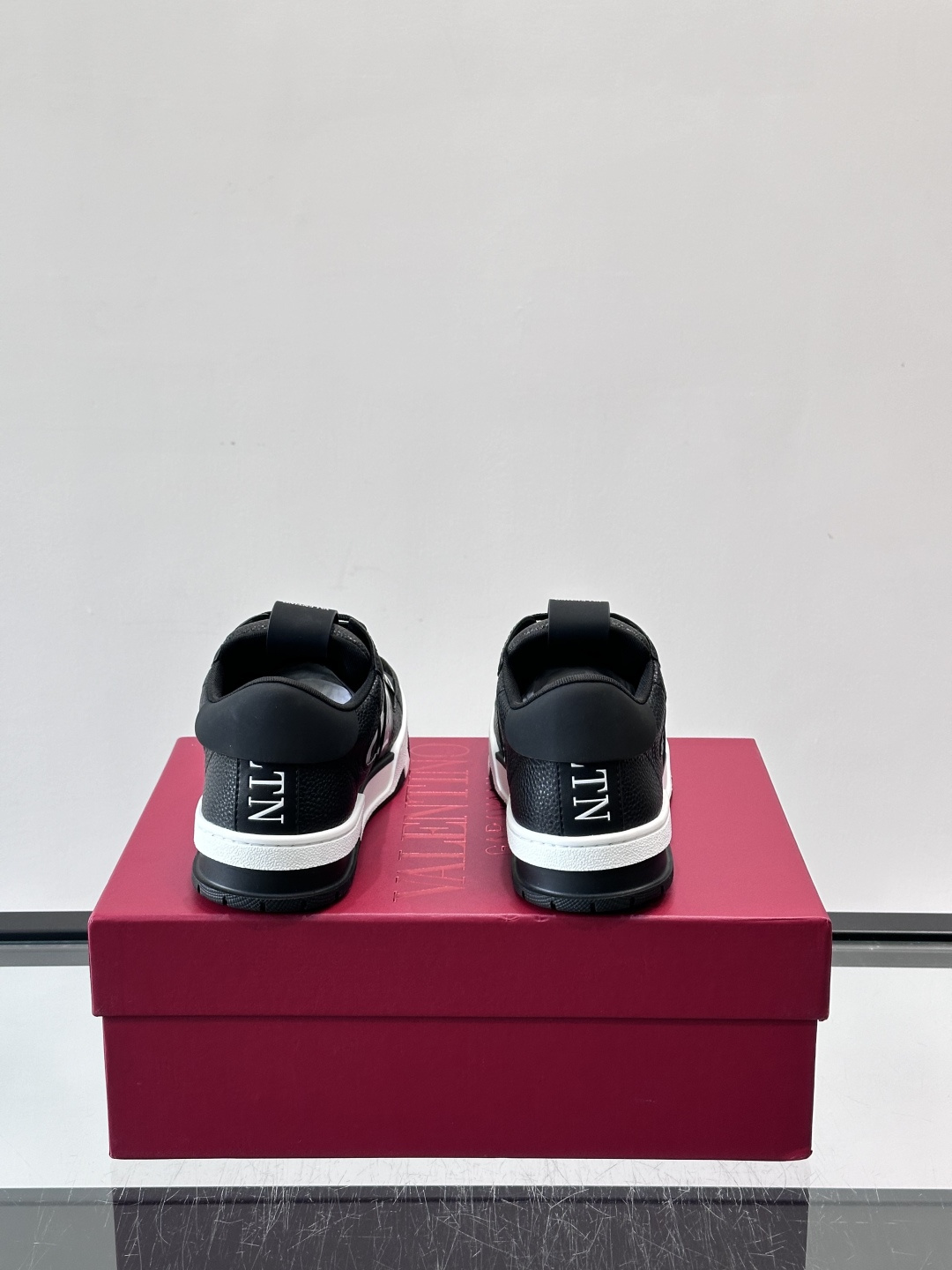 V T🆕华伦 新款🆕运动休闲鞋，✅鞋面层压细节，鞋舌装饰 VL～N 细节，中底装饰 VL～N印花，橡胶鞋