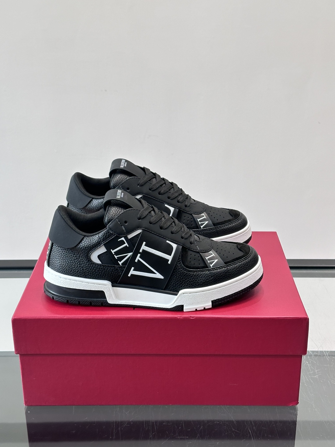 V T🆕华伦 新款🆕运动休闲鞋，✅鞋面层压细节，鞋舌装饰 VL～N 细节，中底装饰 VL～N印花，橡胶鞋