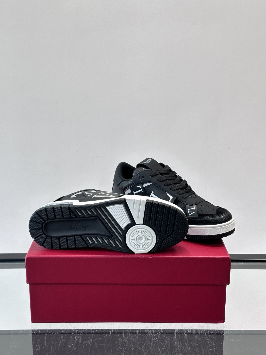 V T🆕华伦 新款🆕运动休闲鞋，✅鞋面层压细节，鞋舌装饰 VL～N 细节，中底装饰 VL～N印花，橡胶鞋