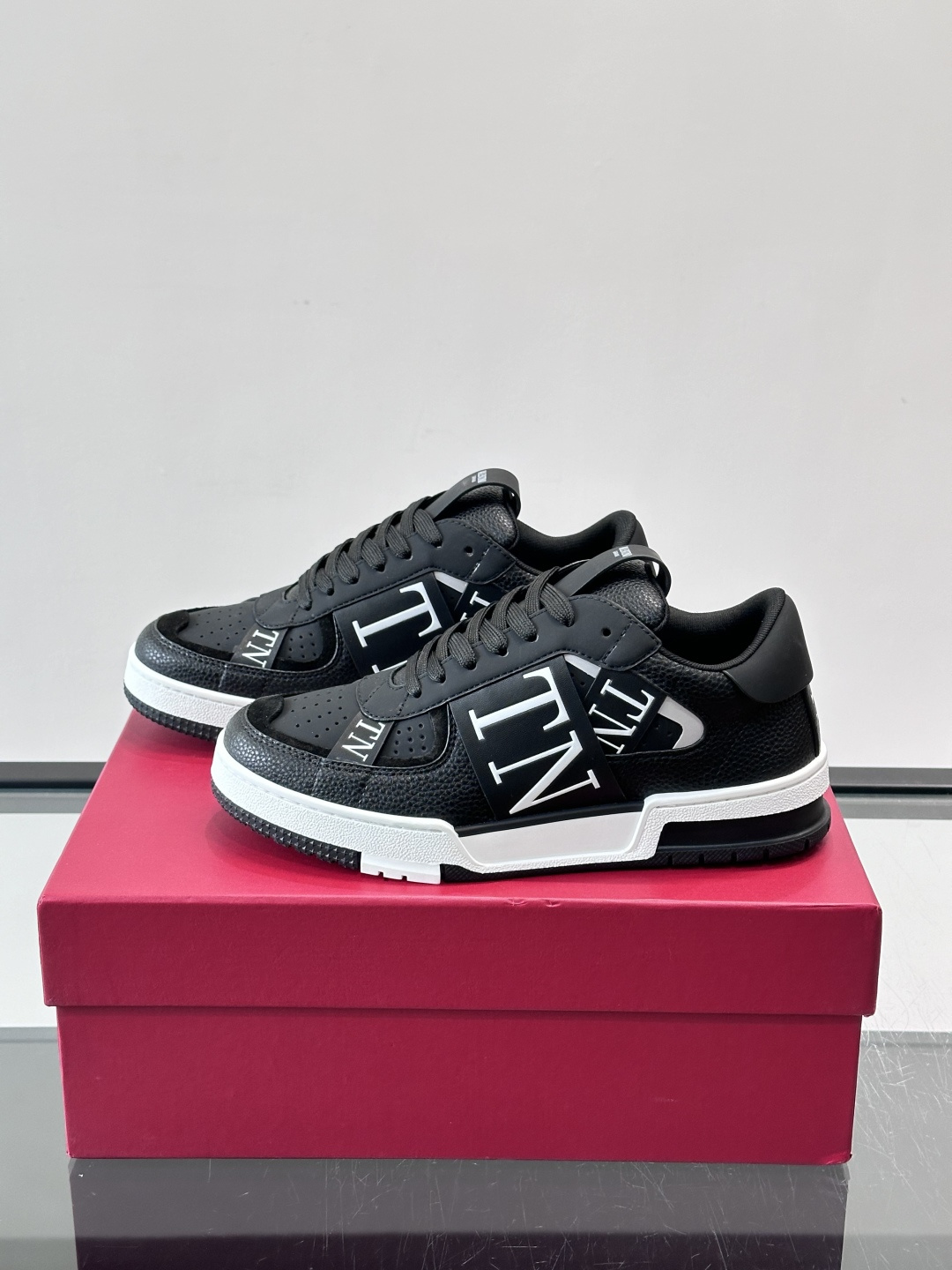 V T🆕华伦 新款🆕运动休闲鞋，✅鞋面层压细节，鞋舌装饰 VL～N 细节，中底装饰 VL～N印花，橡胶鞋