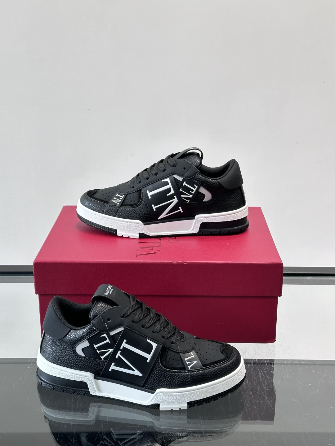 V T🆕华伦 新款🆕运动休闲鞋，✅鞋面层压细节，鞋舌装饰 VL～N 细节，中底装饰 VL～N印花，橡胶鞋