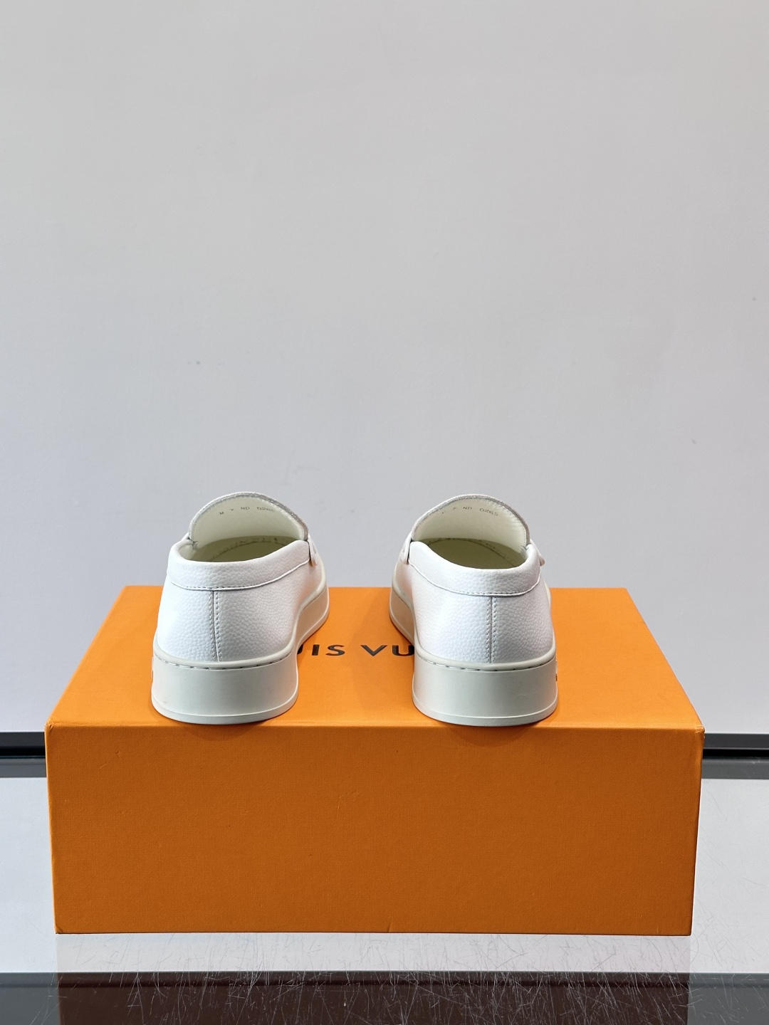 L.V Estate男士经典休闲乐福鞋，取材柔软牛仔面料➕牛皮革制成，营造休闲舒适体验。饰带点缀 LV 