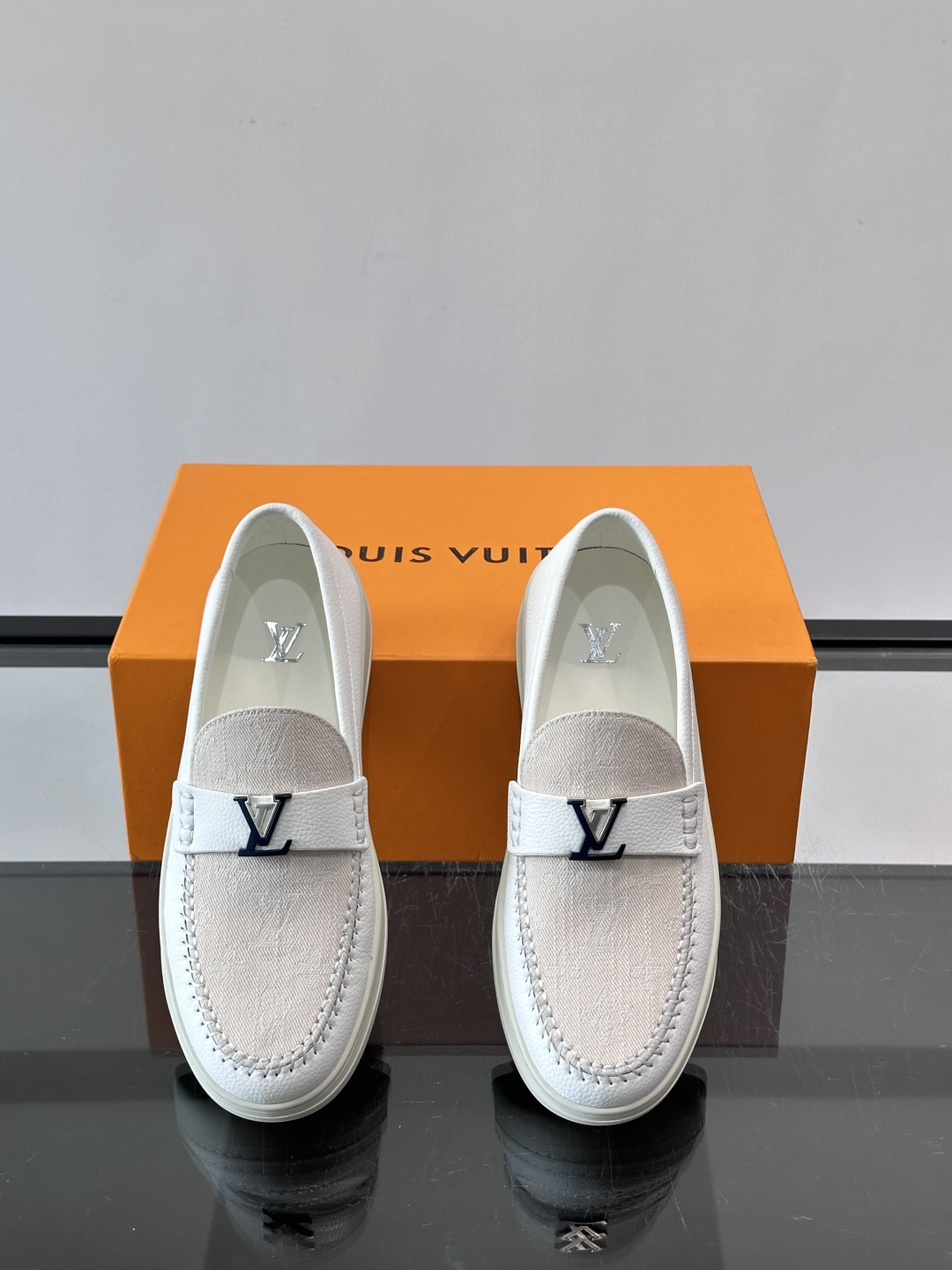 L.V Estate男士经典休闲乐福鞋，取材柔软牛仔面料➕牛皮革制成，营造休闲舒适体验。饰带点缀 LV 