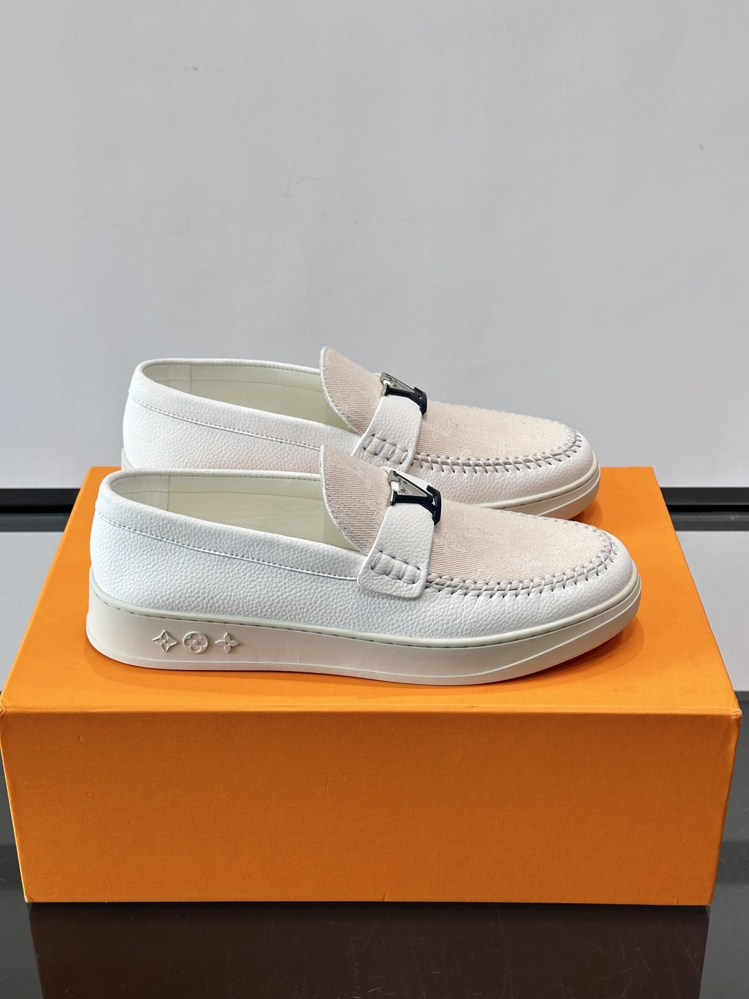 L.V Estate男士经典休闲乐福鞋，取材柔软牛仔面料➕牛皮革制成，营造休闲舒适体验。饰带点缀 LV 